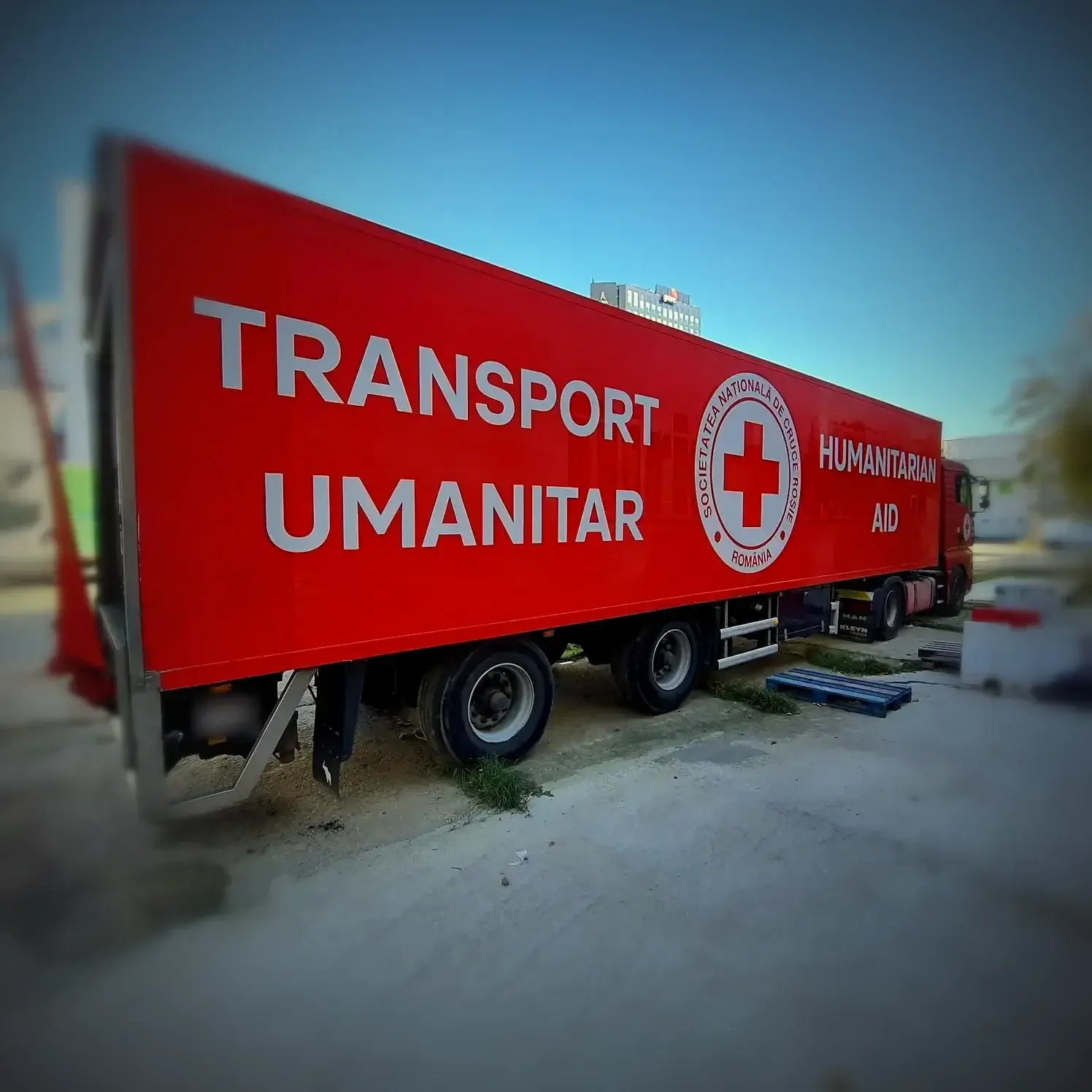 Inscripționare camion – Crucea Roșie Română